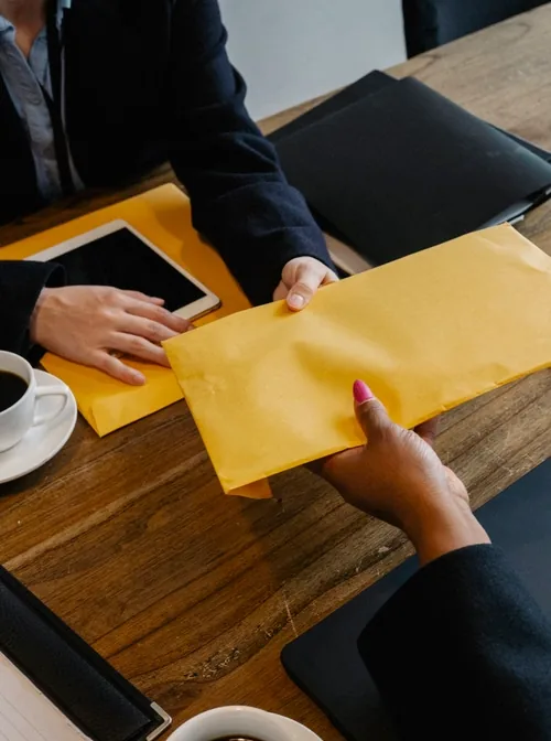 Bàn giao công việc, trao lại hồ sơ khi nghỉ việc