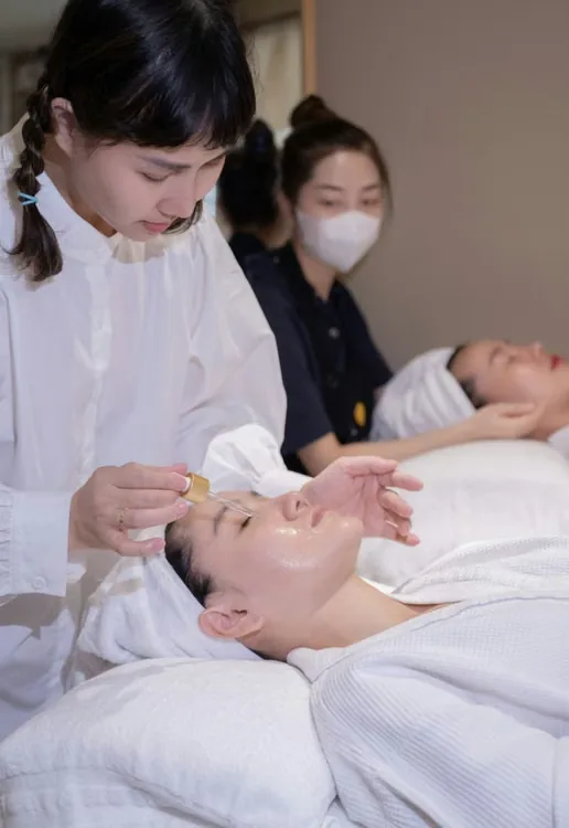 Đào tạo nhân viên spa thực hiện dịch vụ chăm sóc da