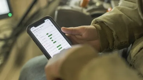 Bàn tay dùng app checklist công việc trên điện thoại