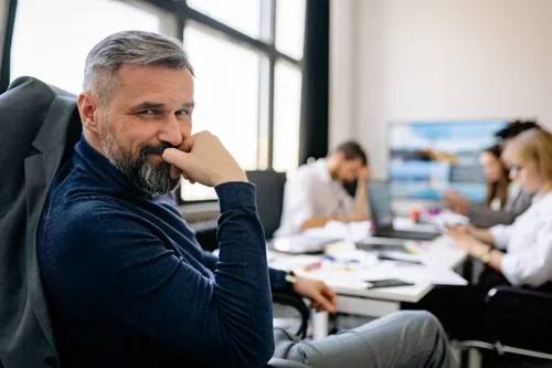 Người lãnh đạo điềm tĩnh, đội ngũ làm việc phía sau