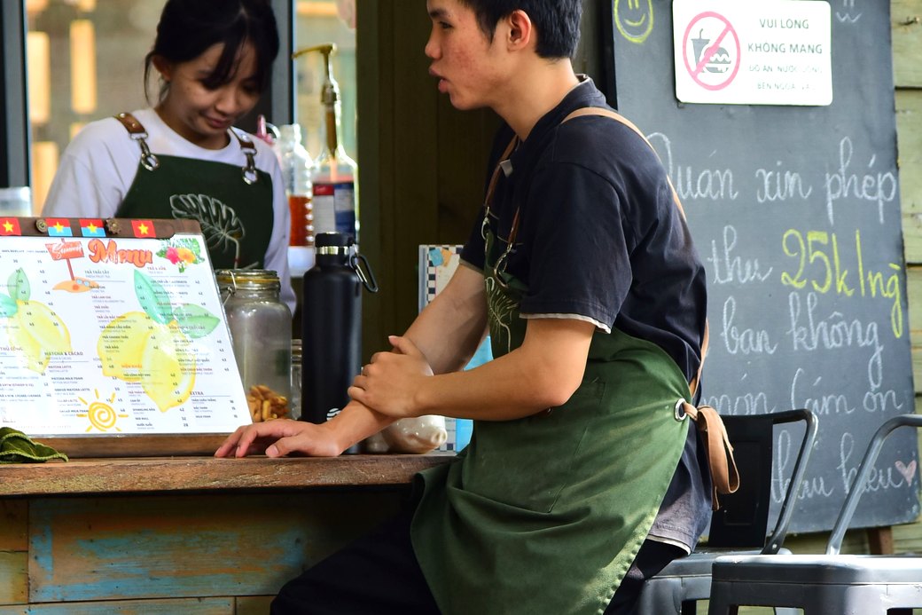 Khi chủ vắng mặt, ai thật sự đứng quầy tối đó nhiều khi chỉ người trong ca biết.