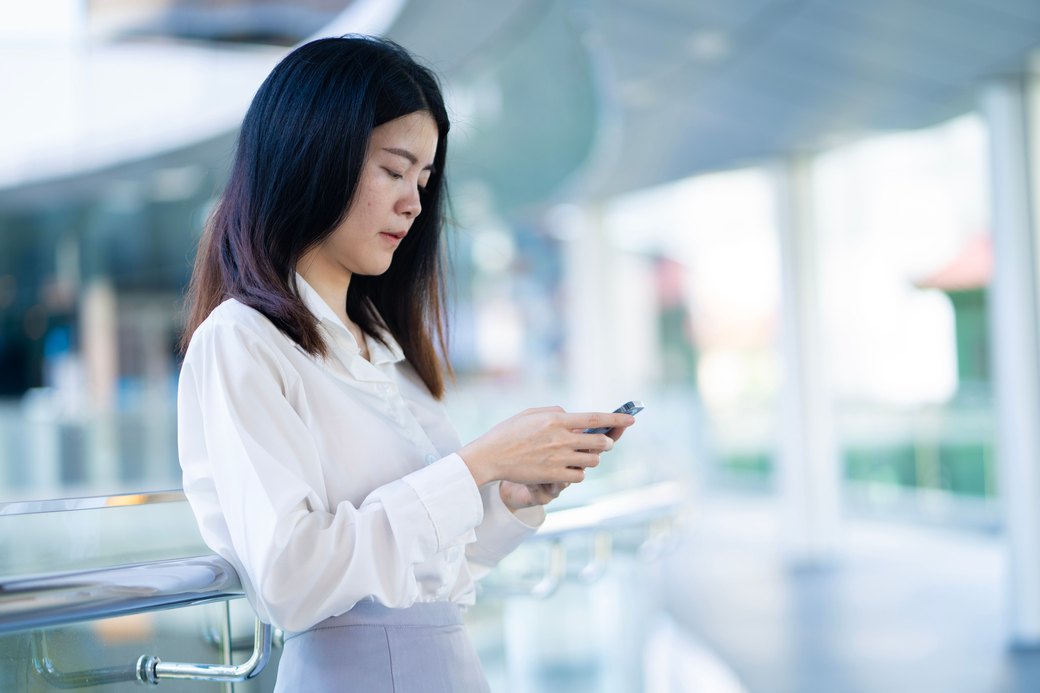 Khách tự đặt lịch trên điện thoại, thay cho những cuộc gọi qua lại và nguy cơ trùng giờ trên cuốn sổ.
