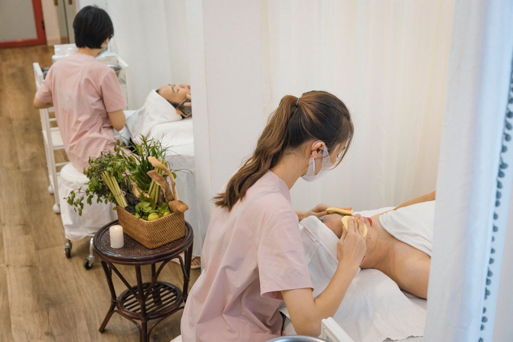 Khi không phải dừng tay nghe máy, mỗi buổi chăm sóc được trọn vẹn hơn.