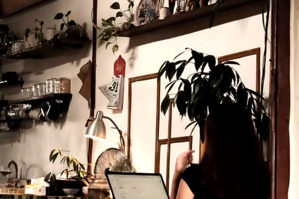 Chủ tiệm xem demo hệ thống trên laptop