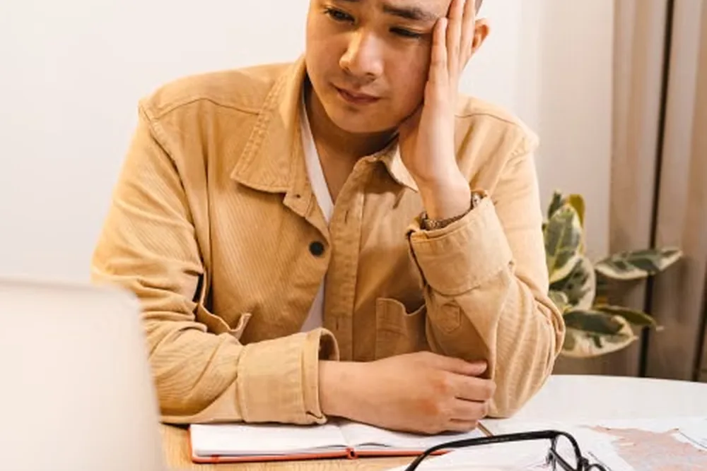 Nhân viên kinh doanh trước bảng tính khách hàng