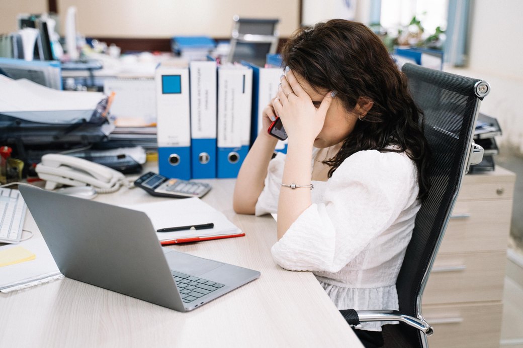 Phần ồn ào của giao trễ còn thấy được. Phần khách lặng lẽ rời đi mới là khoản lỗ khó thấy.
