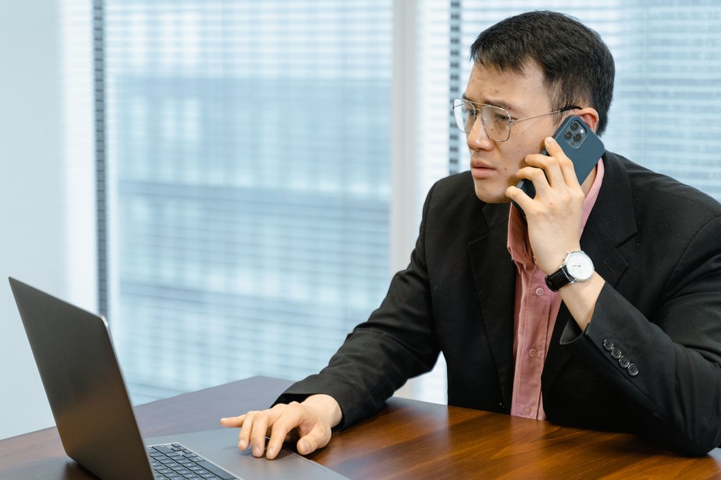 Khách hỏi đơn tới đâu rồi, và bên trong bắt đầu một vòng gọi điện để tìm câu trả lời.