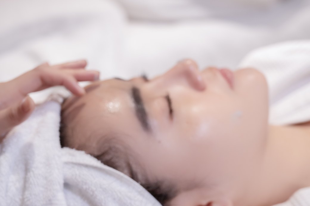 Mỗi dịch vụ dùng một lượng mỹ phẩm khác nhau, và đó là nơi kho bắt đầu hao nếu không ai ghi lại.
