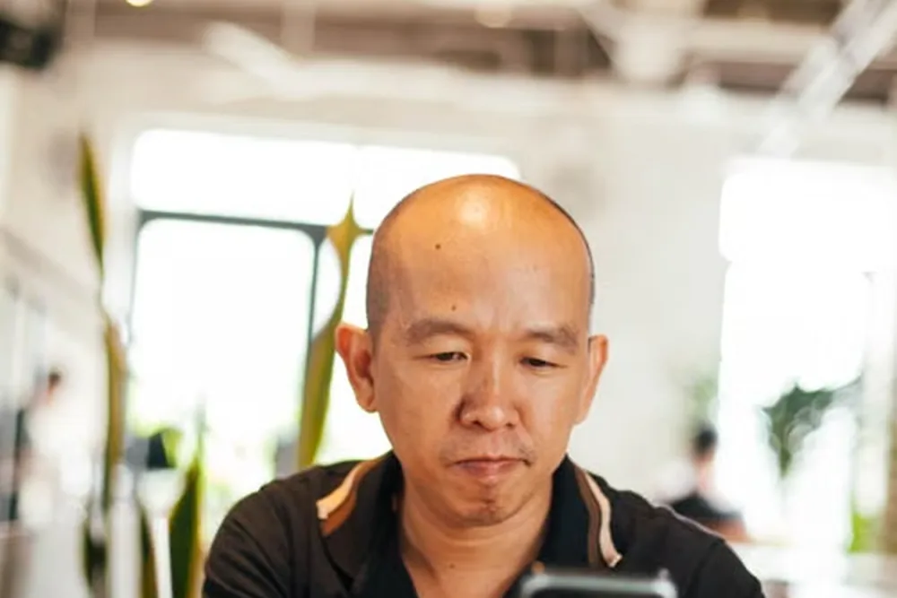 Mở một màn hình ba mươi giây, thấy doanh thu cả bảy quán ngay lúc nó đang diễn ra.
