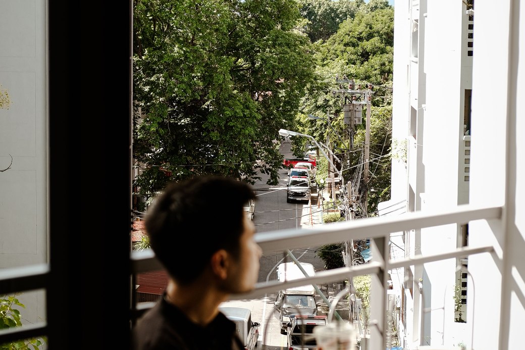 Thứ đổi lại rõ nhất không phải doanh số ngay, mà là buổi tối được để điện thoại xuống mà vẫn yên tâm.