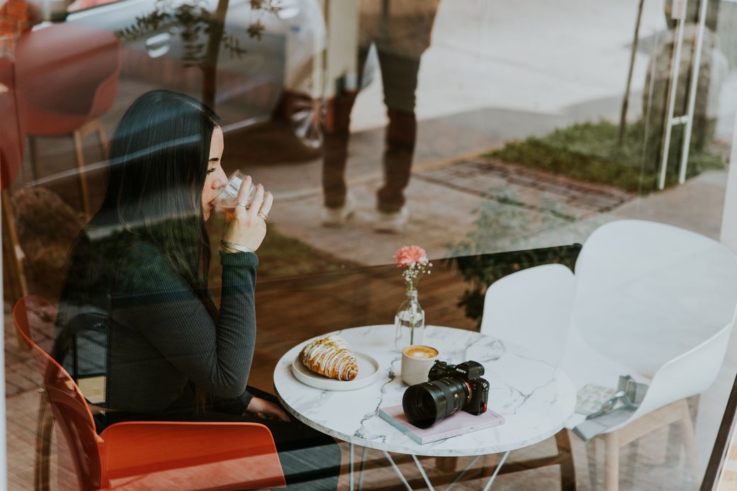 Hai tiếng được trả lại mỗi sáng là quãng đầu óc tỉnh táo nhất, đủ để người chủ nghĩ những việc lớn thay vì ngồi cộng sổ.