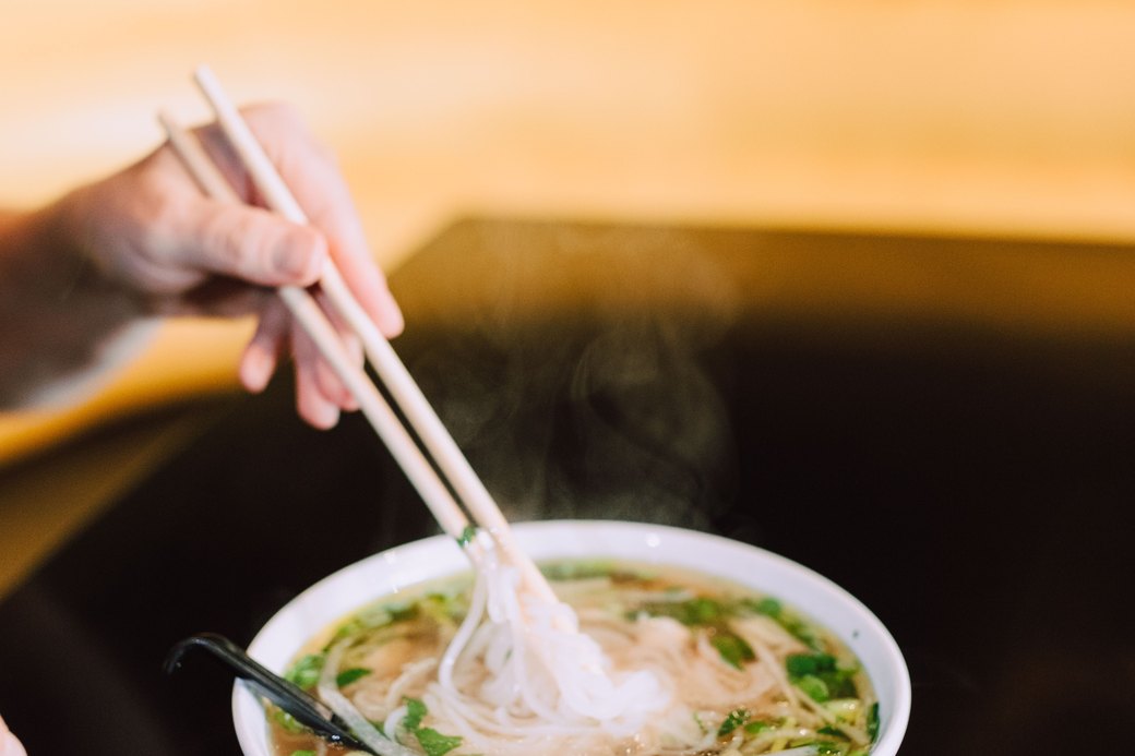 Vẫn tô phở đó, vẫn hương vị đó. Điều thay đổi nằm ở chỗ khách không nhìn thấy: cách nguyên liệu được kiểm soát.