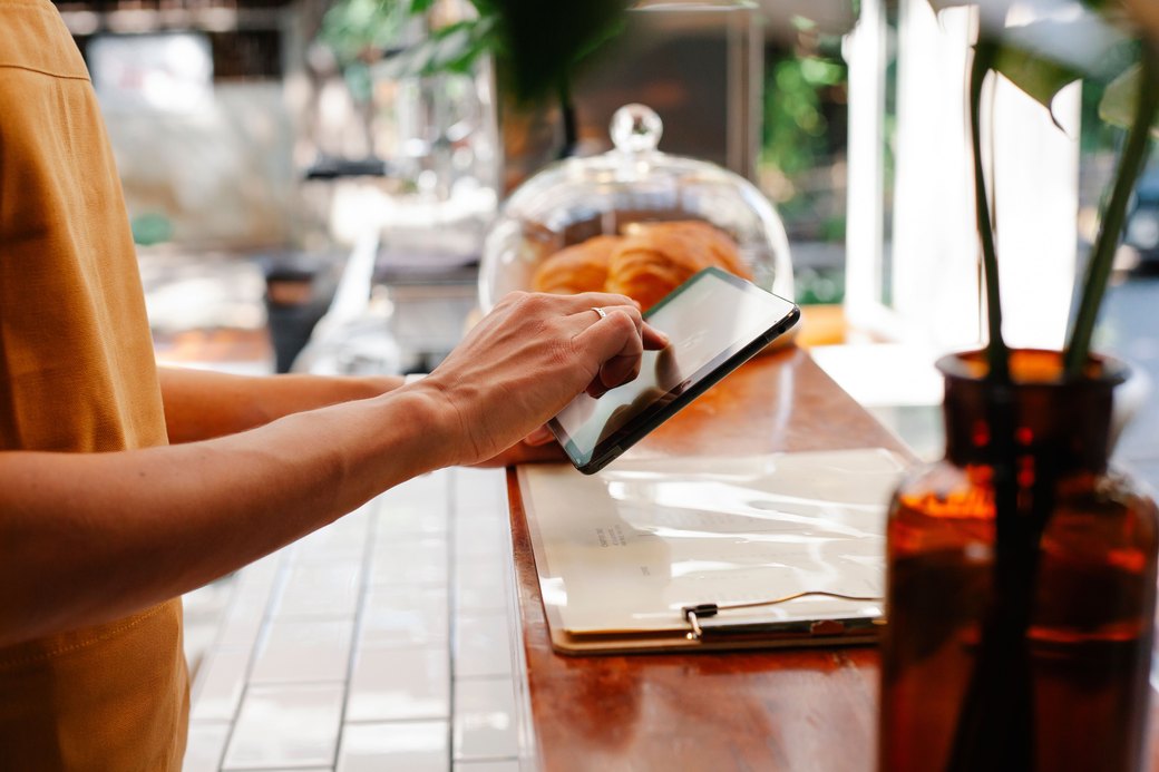 Cuối ngày, thay vì gọi điện và cộng sổ, chủ quán chỉ cần mở điện thoại để thấy cả ba mảng cùng một lúc.