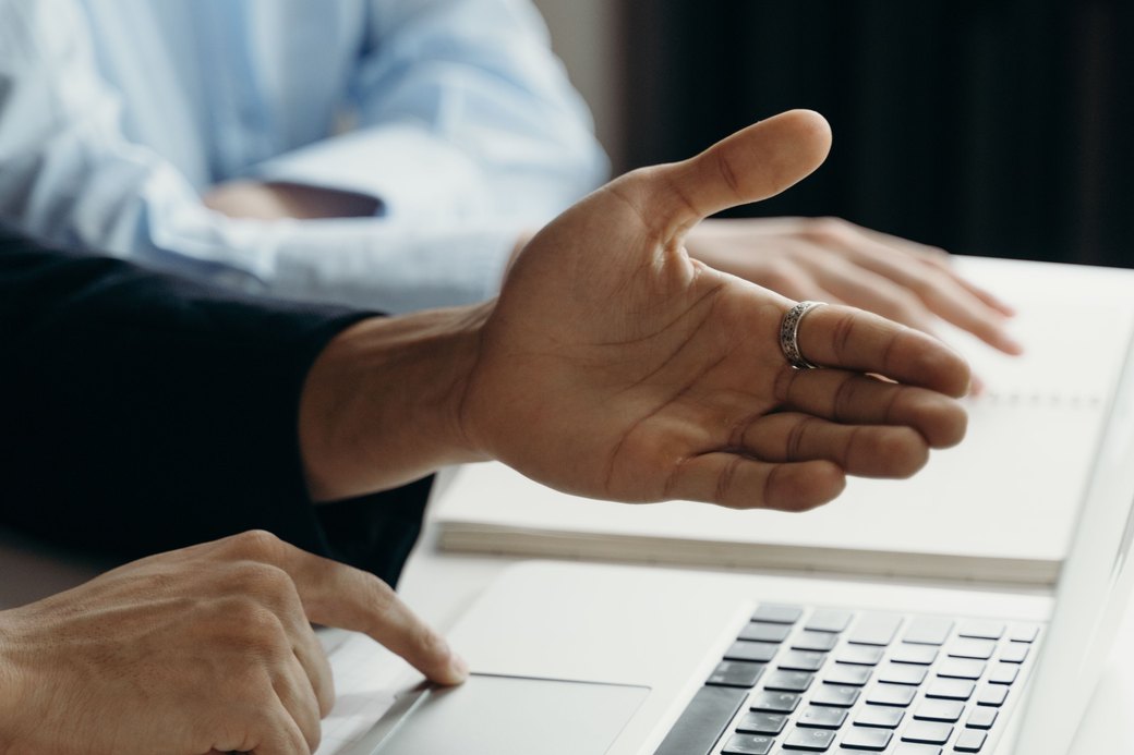 Khác biệt lớn nhất thường không nằm ở tính năng, mà ở chỗ có một đội hiểu hệ thống của bạn và có mặt mỗi khi bạn cần chỉnh sửa.