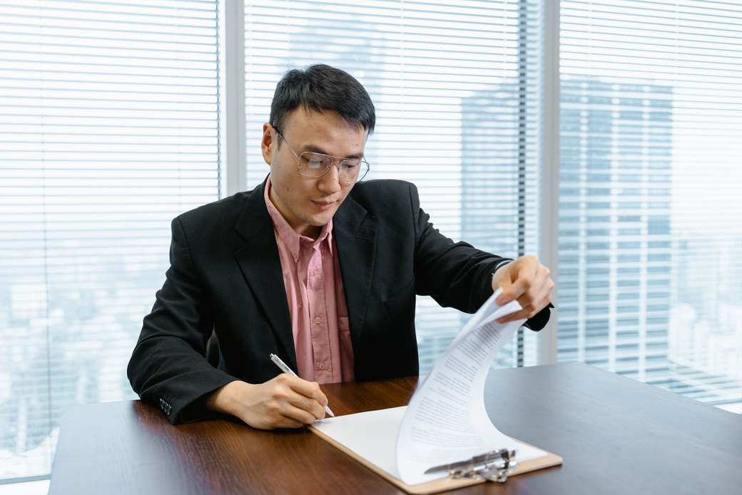Mỗi giờ công trả ra nên có một người xác nhận và một chỗ để tra lại khi cần.